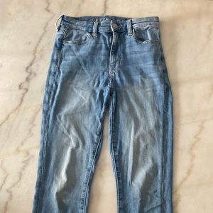 American Eagle Super High Rise, Medium wash Denium, Stretch